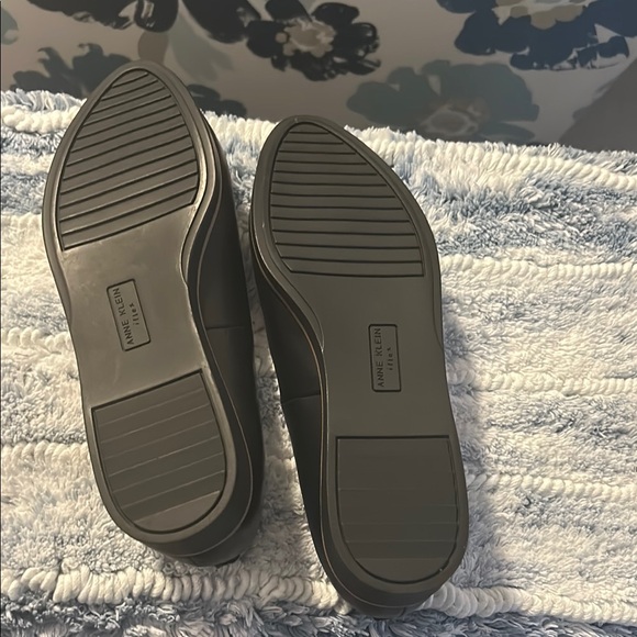 Anne Klein Black Flats Sleek Minimalist Design Sz 7.5 - Picture 5 of 5